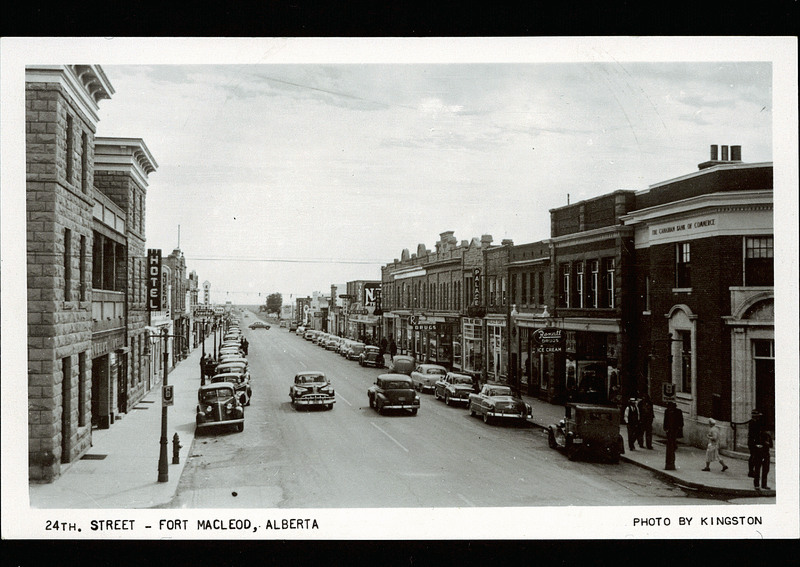 Postcard 10444 Kingston, 24th. Street Fort Macleod, Alberta (cca. 1948)